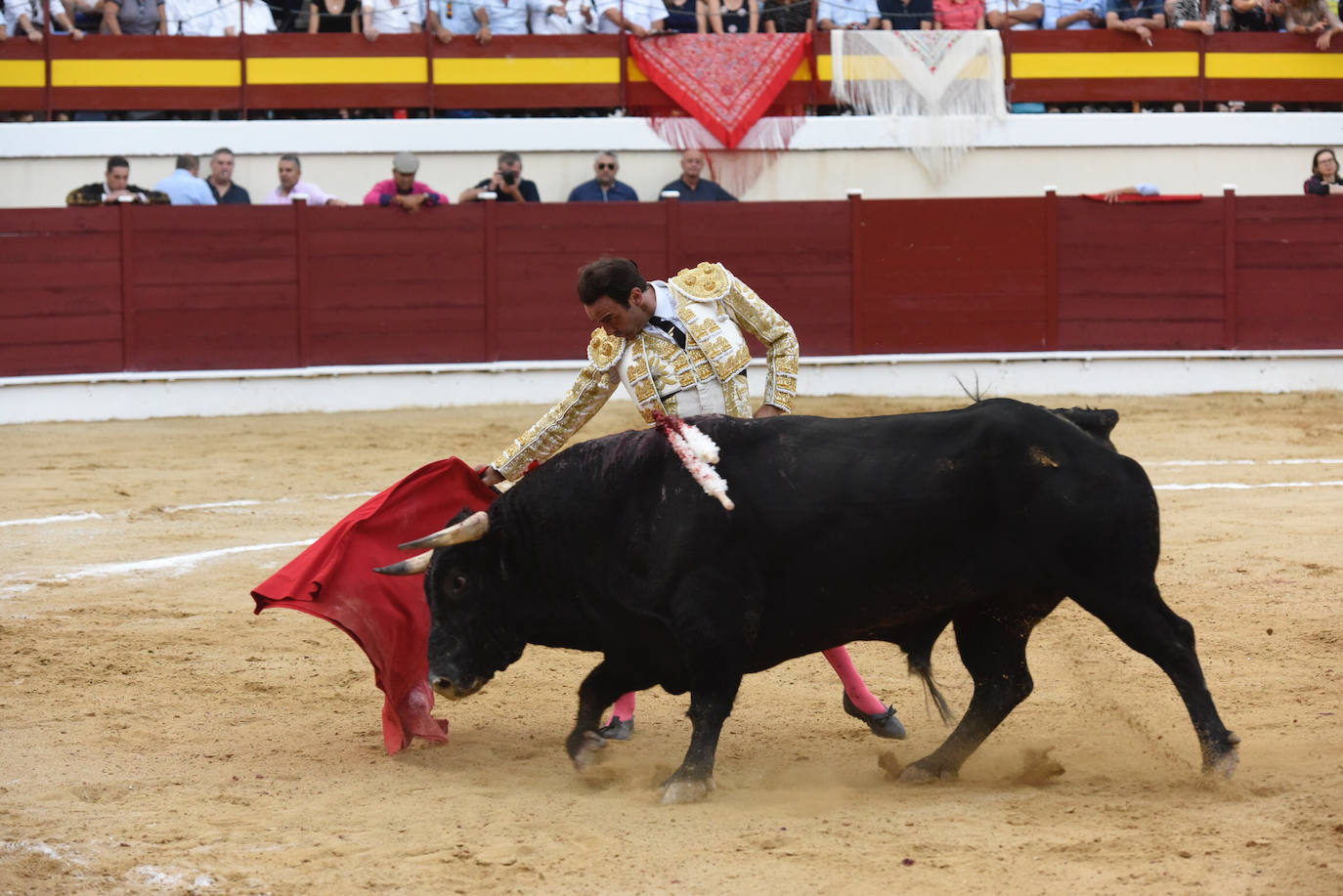 Perera dio una gran tarde de toros y se llevó cuatro orejas; Ponce y Ureña pasearon dos por coleta.