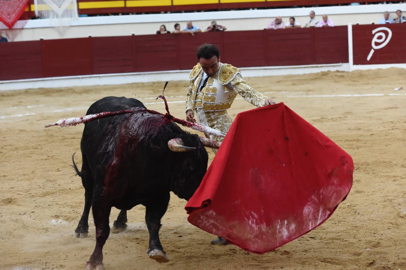 Perera dio una gran tarde de toros y se llevó cuatro orejas; Ponce y Ureña pasearon dos por coleta.