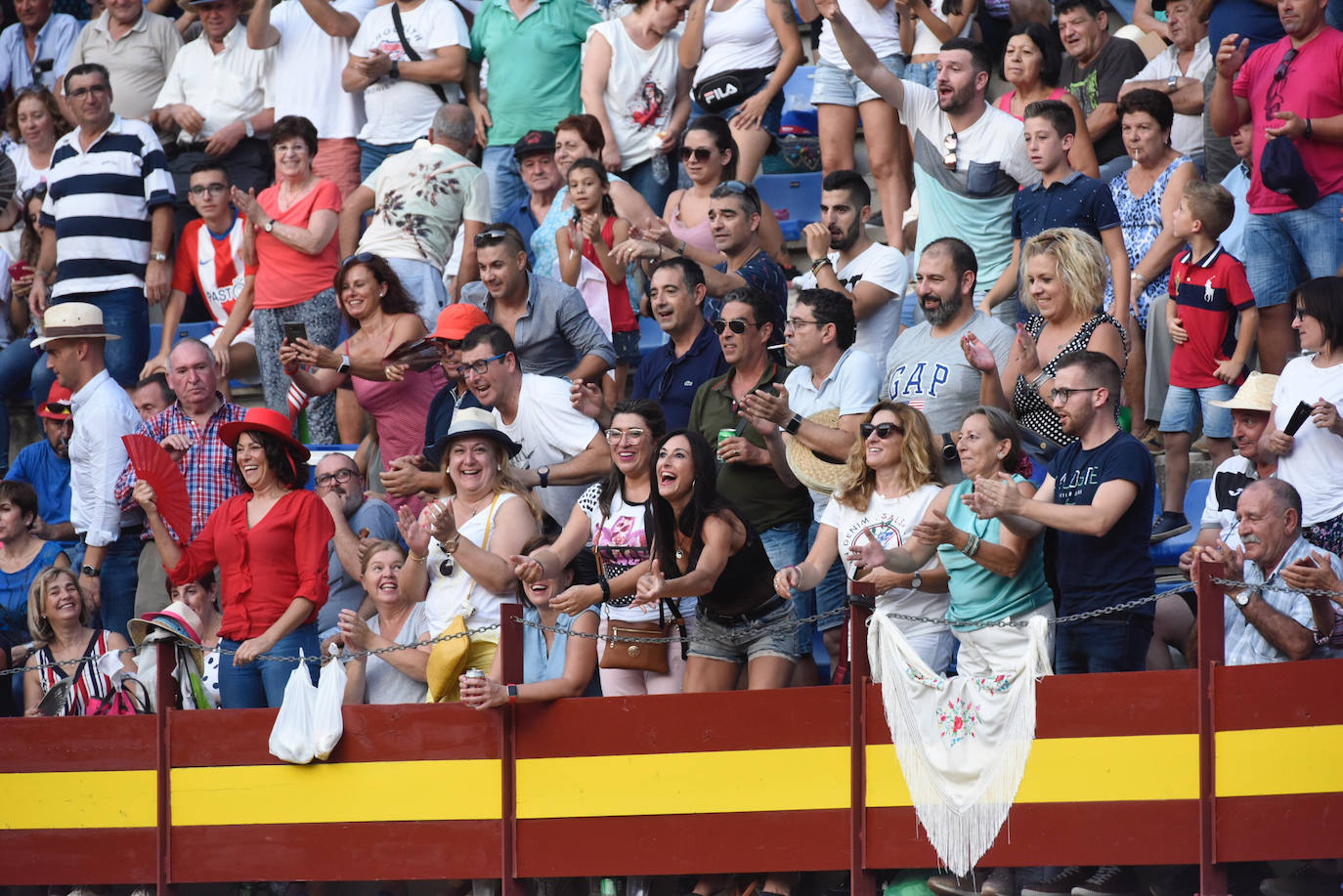 Perera dio una gran tarde de toros y se llevó cuatro orejas; Ponce y Ureña pasearon dos por coleta.