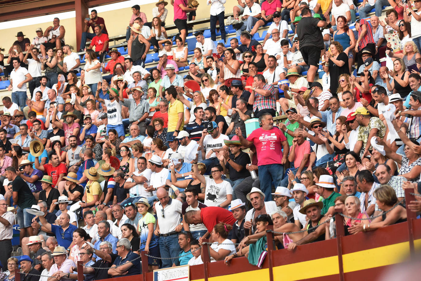 Perera dio una gran tarde de toros y se llevó cuatro orejas; Ponce y Ureña pasearon dos por coleta.