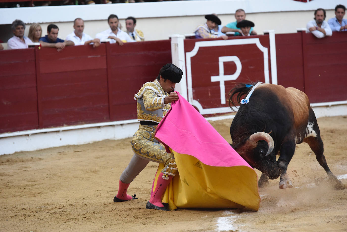 Perera dio una gran tarde de toros y se llevó cuatro orejas; Ponce y Ureña pasearon dos por coleta.