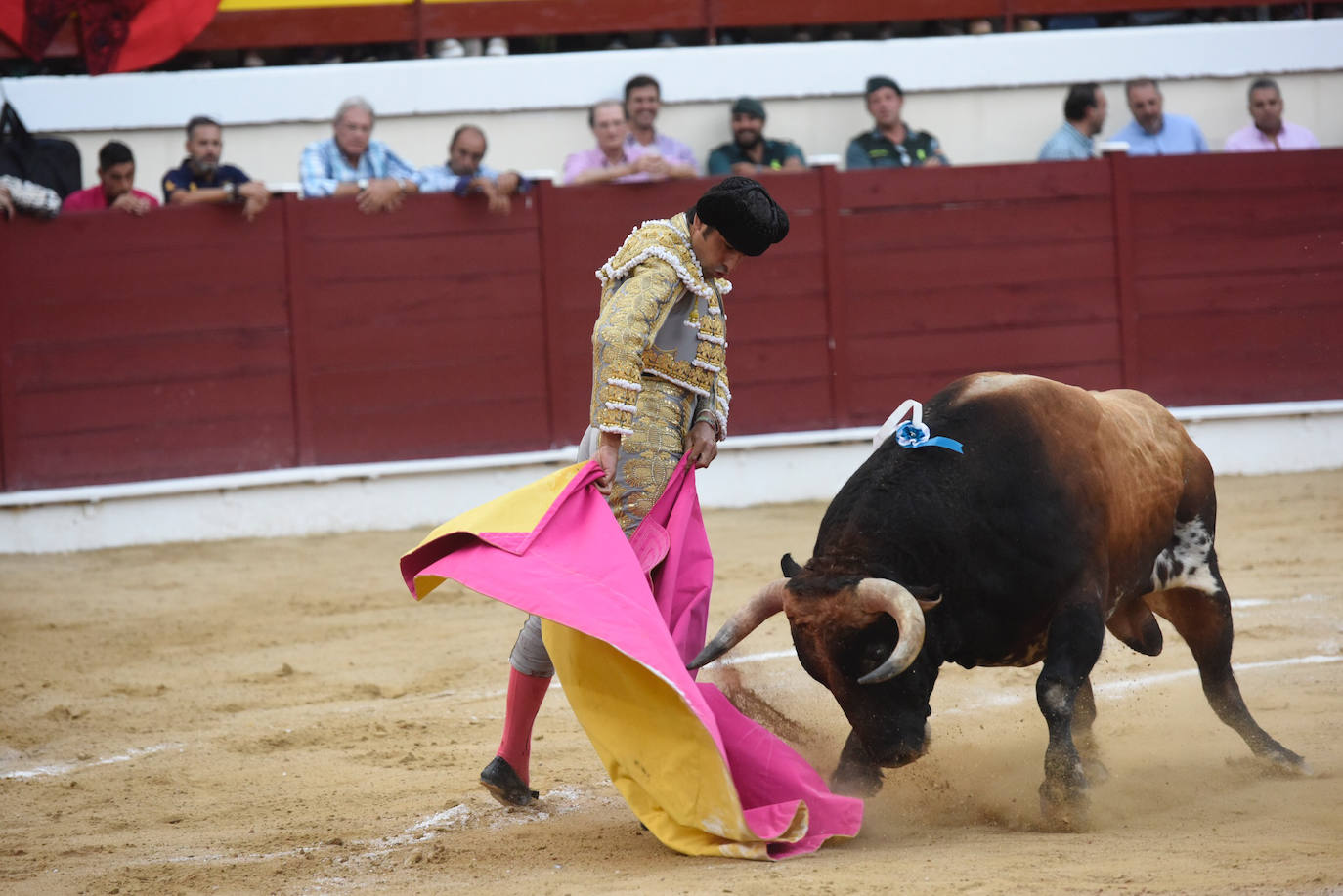 Perera dio una gran tarde de toros y se llevó cuatro orejas; Ponce y Ureña pasearon dos por coleta.