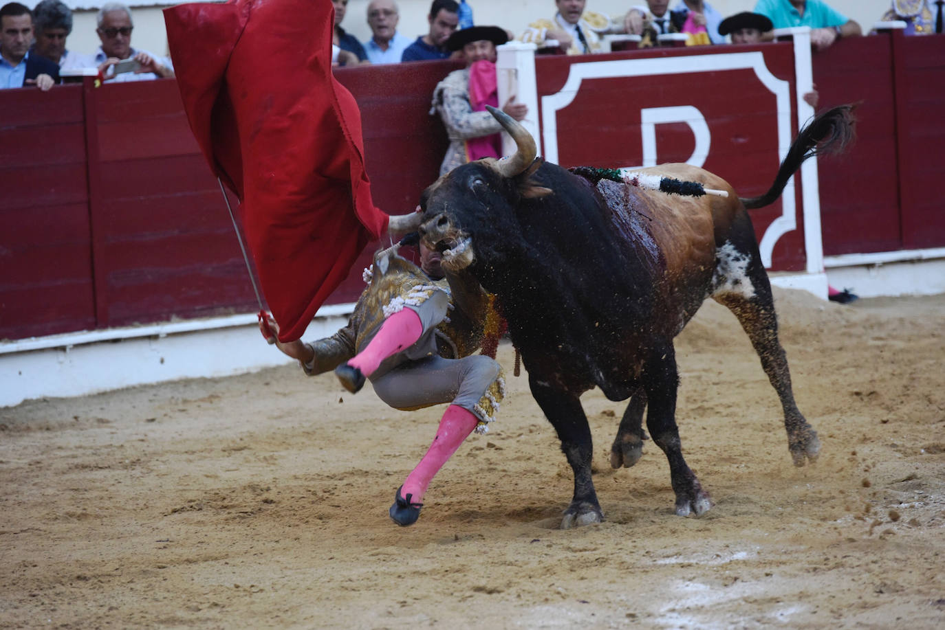 Perera dio una gran tarde de toros y se llevó cuatro orejas; Ponce y Ureña pasearon dos por coleta.