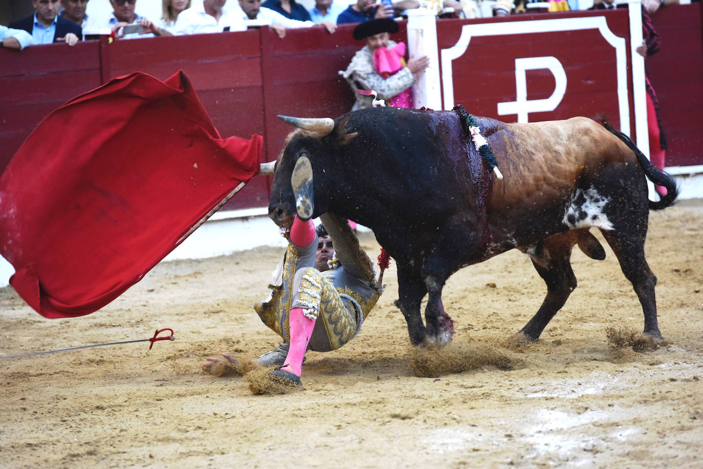 Perera dio una gran tarde de toros y se llevó cuatro orejas; Ponce y Ureña pasearon dos por coleta.