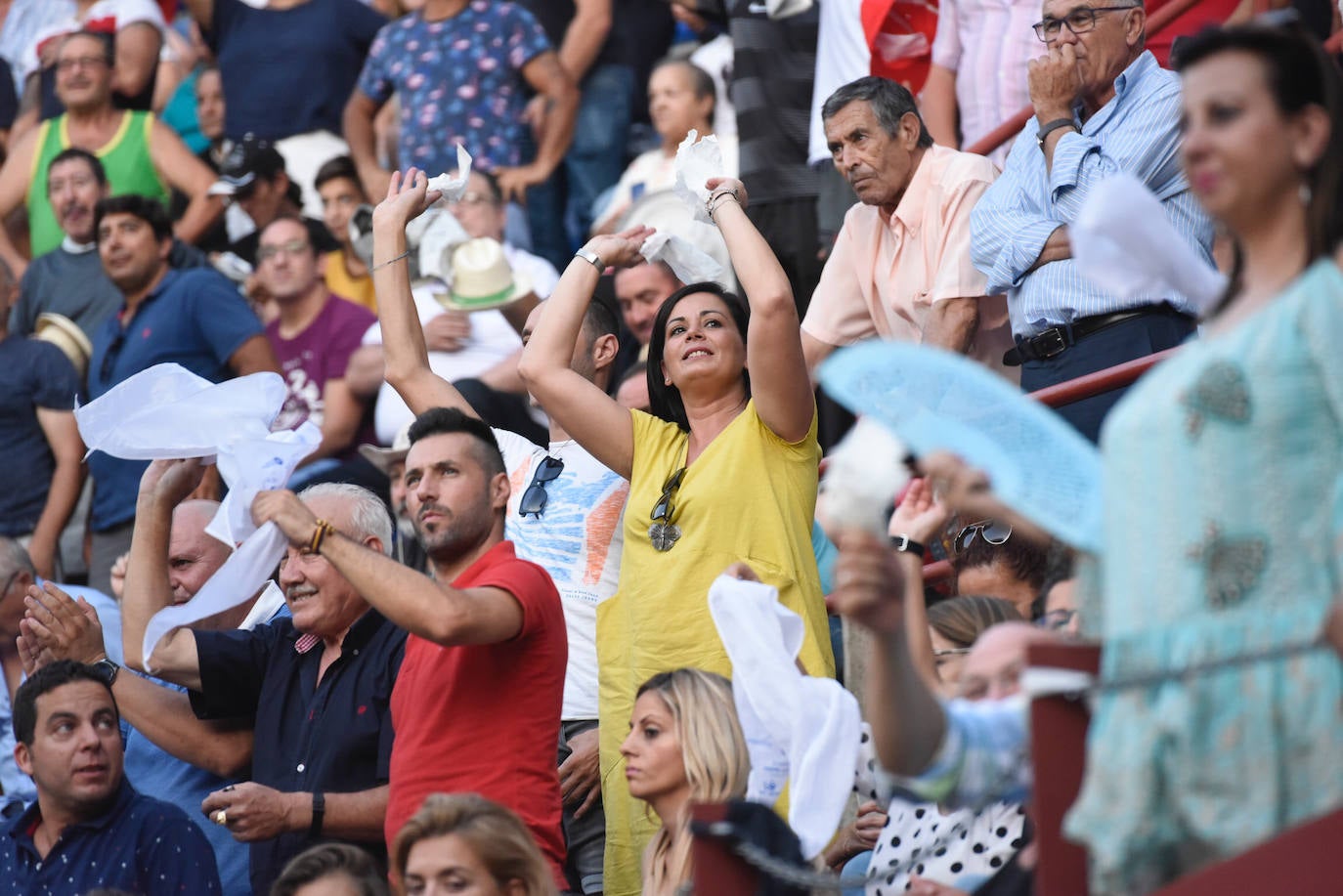 Perera dio una gran tarde de toros y se llevó cuatro orejas; Ponce y Ureña pasearon dos por coleta.