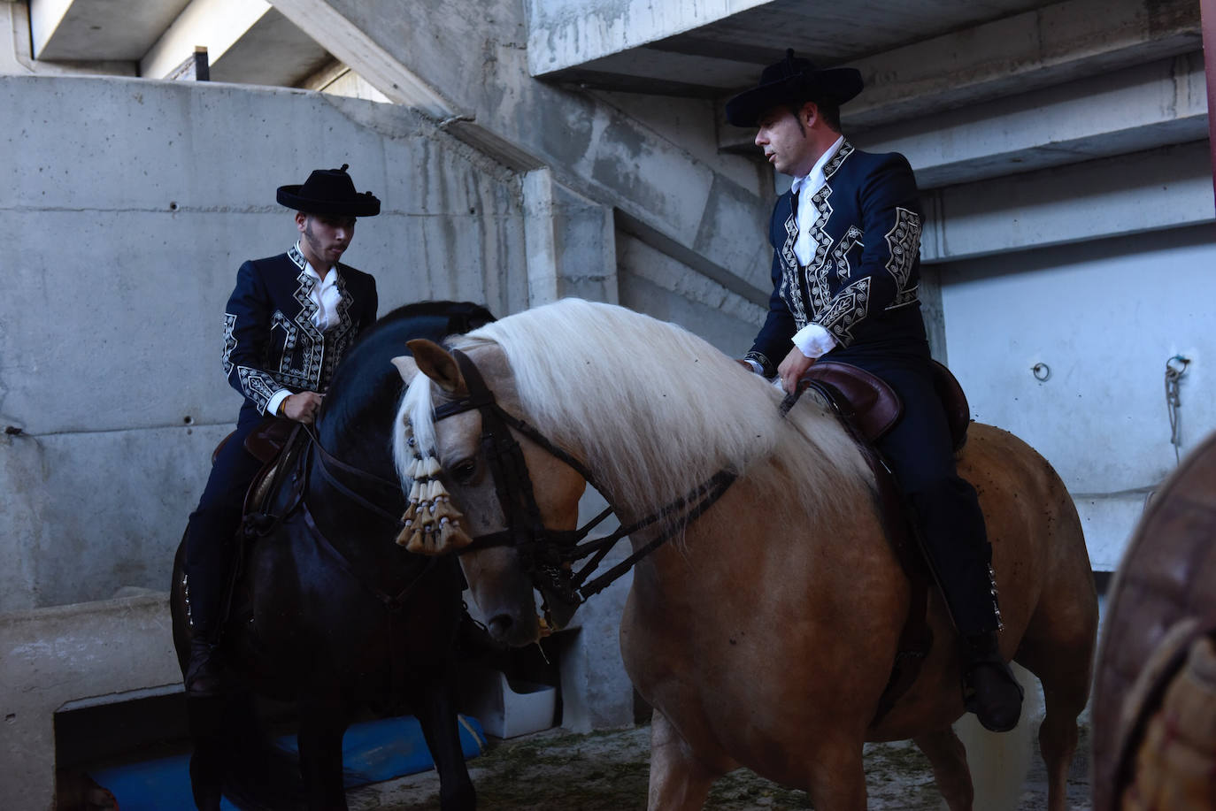 Perera dio una gran tarde de toros y se llevó cuatro orejas; Ponce y Ureña pasearon dos por coleta.