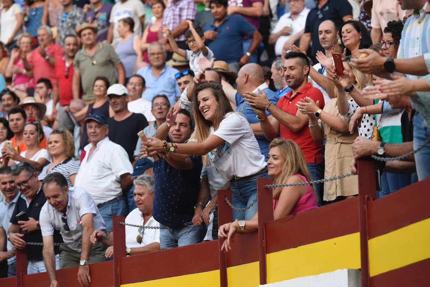 Perera dio una gran tarde de toros y se llevó cuatro orejas; Ponce y Ureña pasearon dos por coleta.