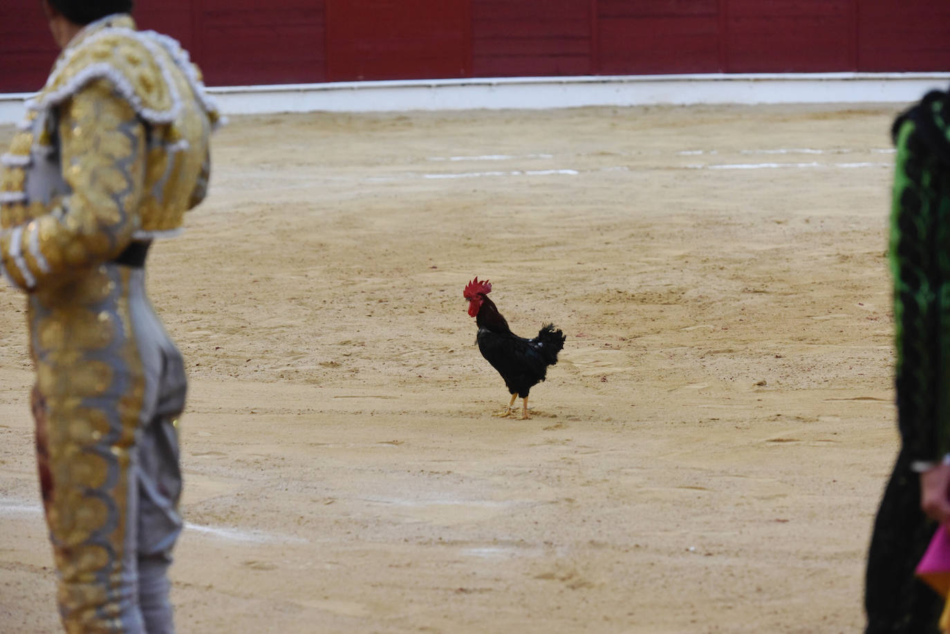 Perera dio una gran tarde de toros y se llevó cuatro orejas; Ponce y Ureña pasearon dos por coleta.