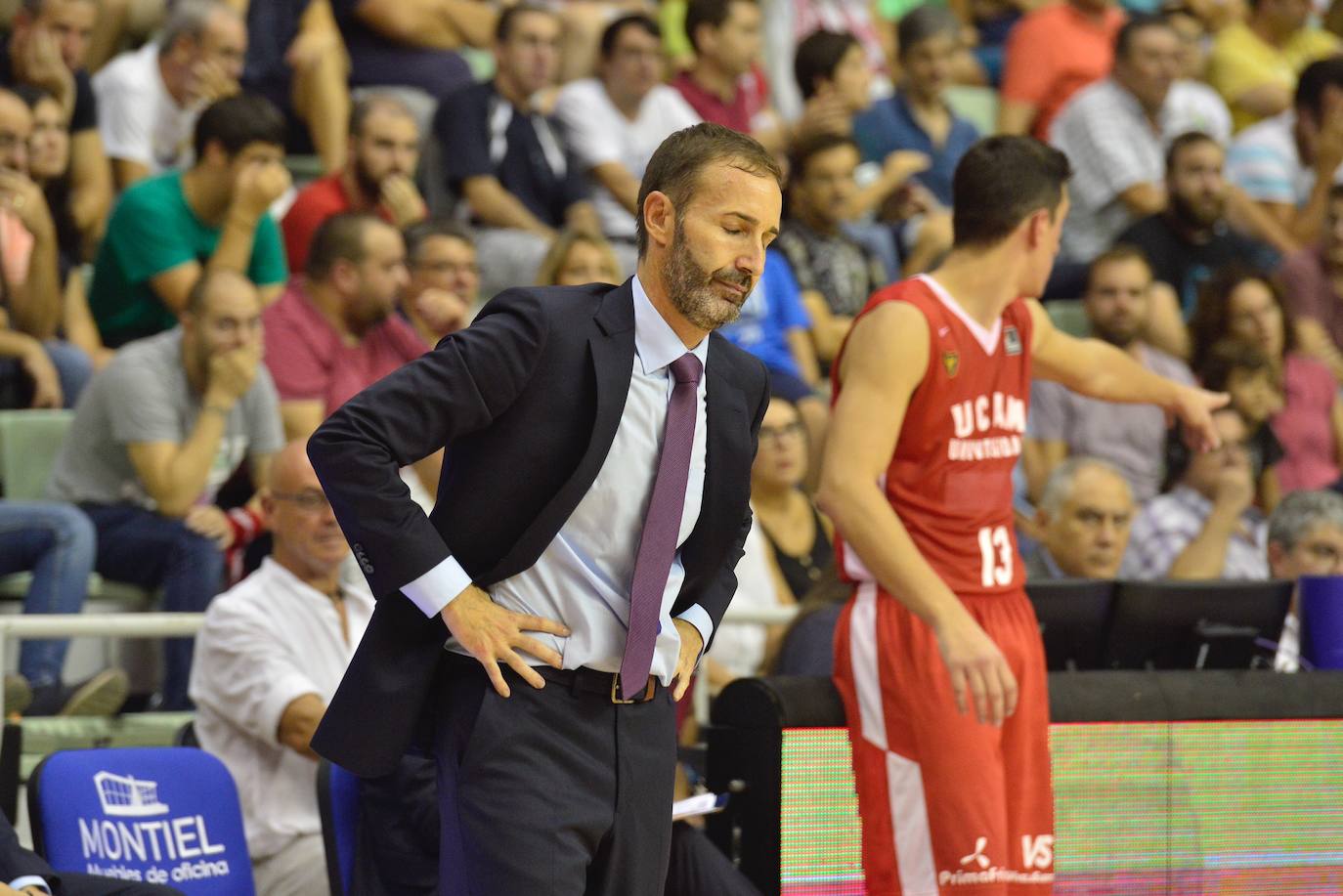 El equipo murciano jugó a tirones todo el partido, pero se llevó la primera con exhibición de su estrella en el cierre y alto nivel del dúo griego.