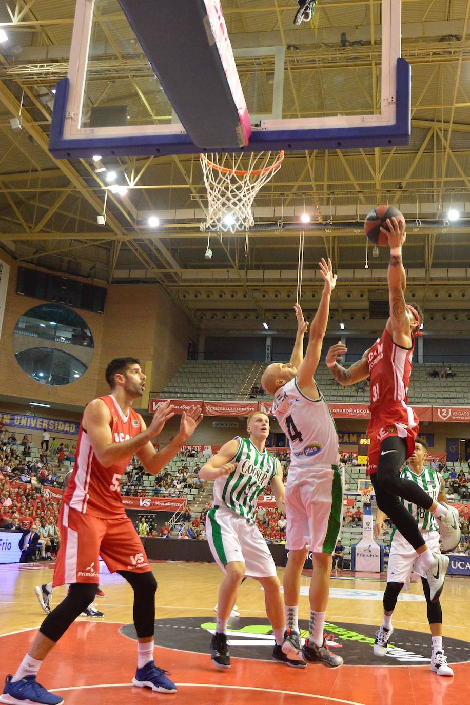 El equipo murciano jugó a tirones todo el partido, pero se llevó la primera con exhibición de su estrella en el cierre y alto nivel del dúo griego.