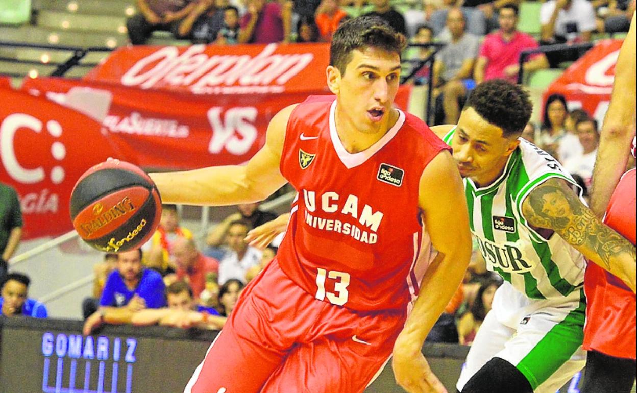 Larentzakis, la sensación del estreno en el UCAM, durante el partido del pasado viernes contra el Betis. 