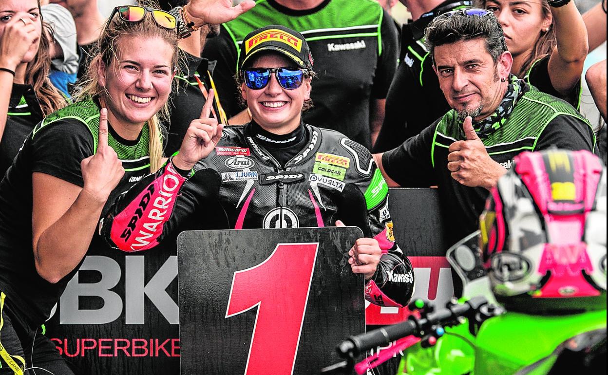 Ana Carrasco celebra el triunfo con su equipo.