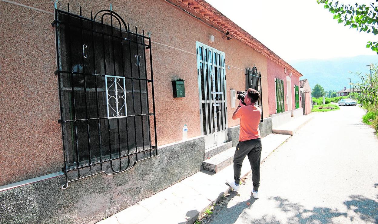 La puerta principal de la casa donde apareció el cuerpo del vecino de Los Garres, precintada por la Policía Nacional. 