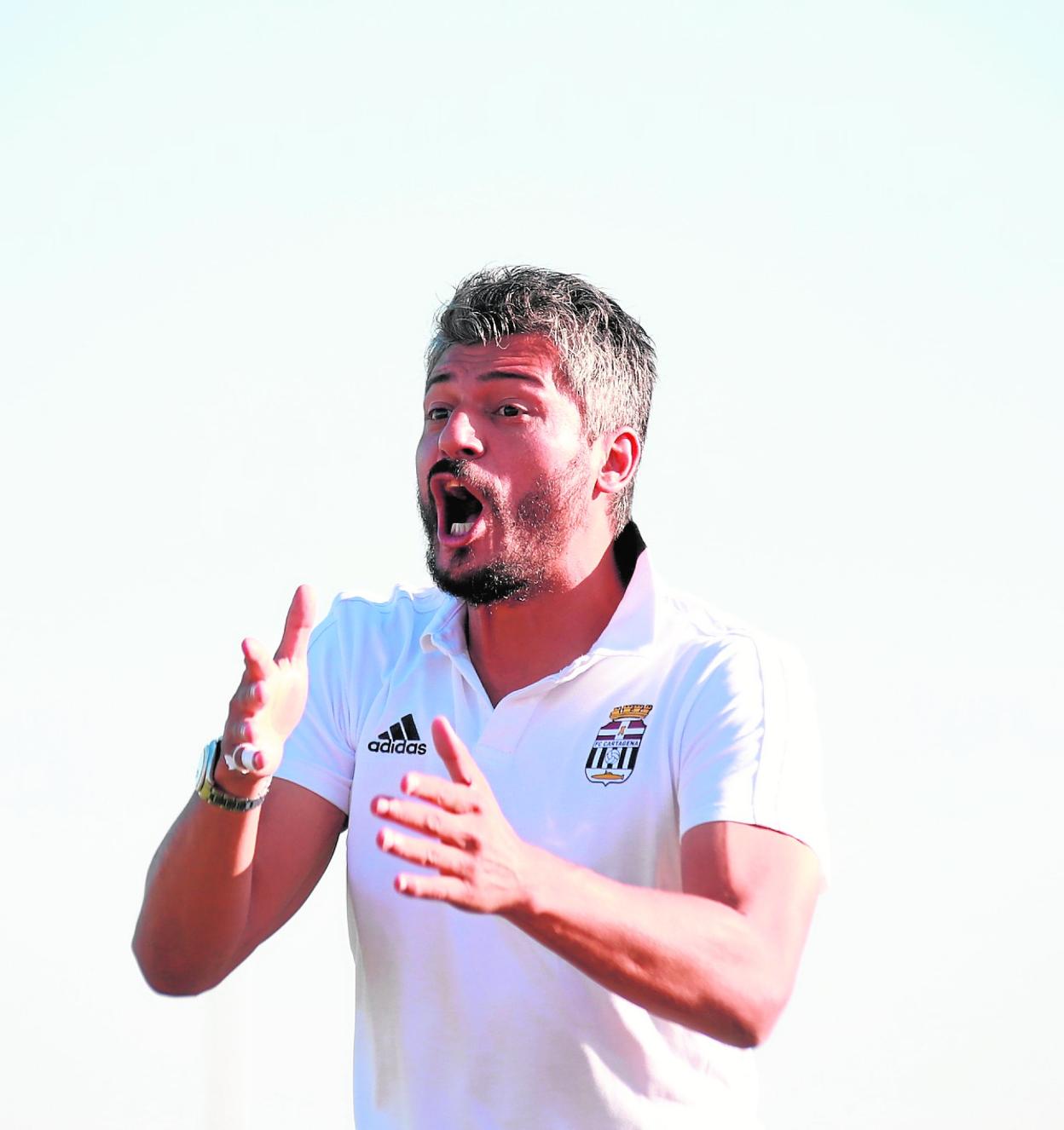 Gustavo Munúa dando instrucciones a sus jugadores, ayer en La Línea de La Concepción. 