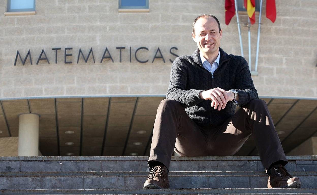 El catedrático de Análisis Matemático Francisco Esquembre, uno de los profesores de la UMU premiados por la American Physical Society, en una fotografía de archivo.