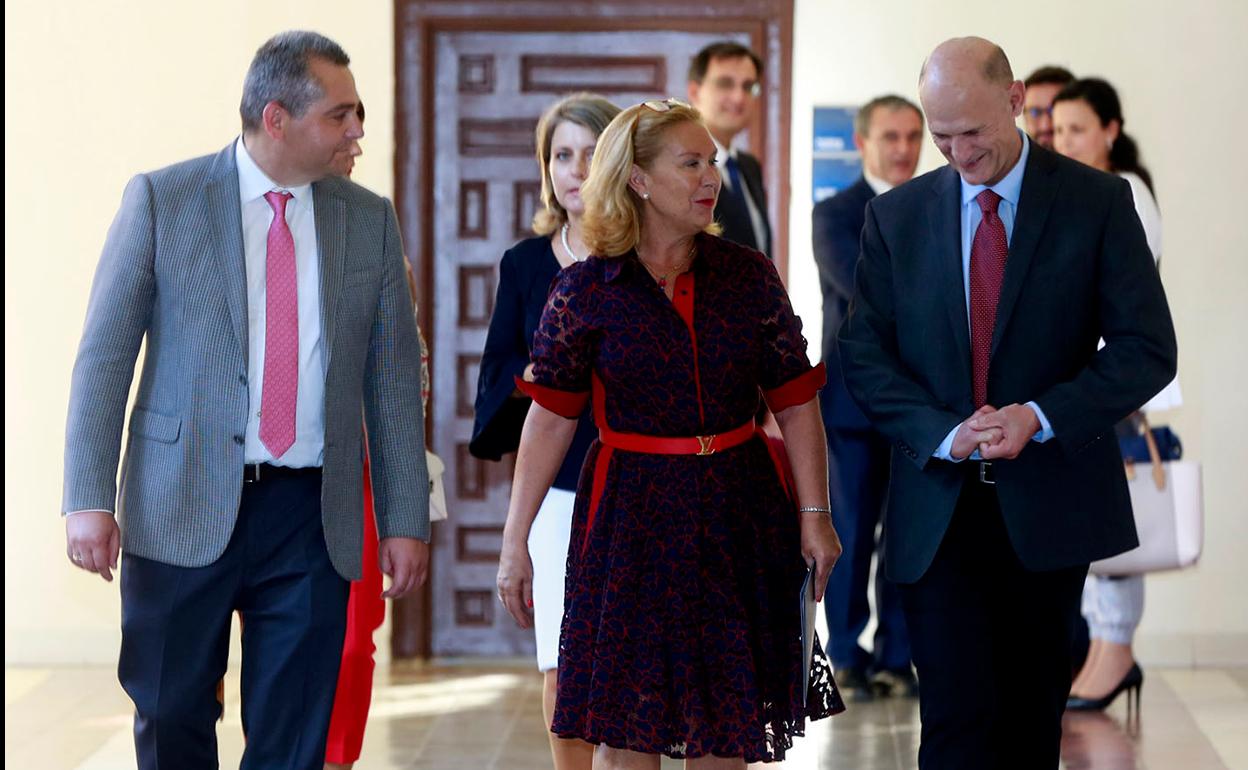 El presidente de la Fundación Primafrío, Juan Conesa; la rectora de la UCAM, Josefina García; y el catedrático Juan Carlos Izpisua, este lunes en el campus de Los Jerónimos.