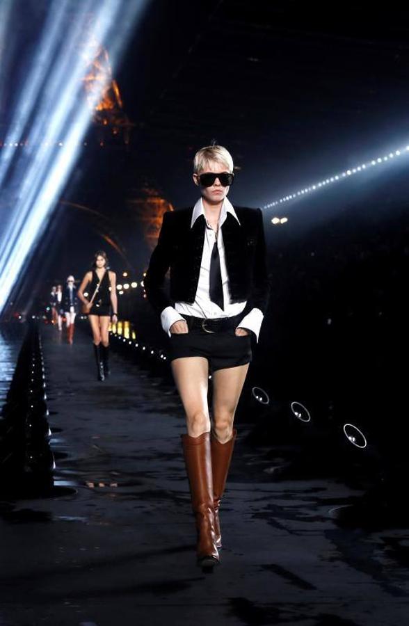 A los pies de la Torre Eiffel Yves Saint Laurent presentó su nueva colección Primavera/Verano 2020 en París