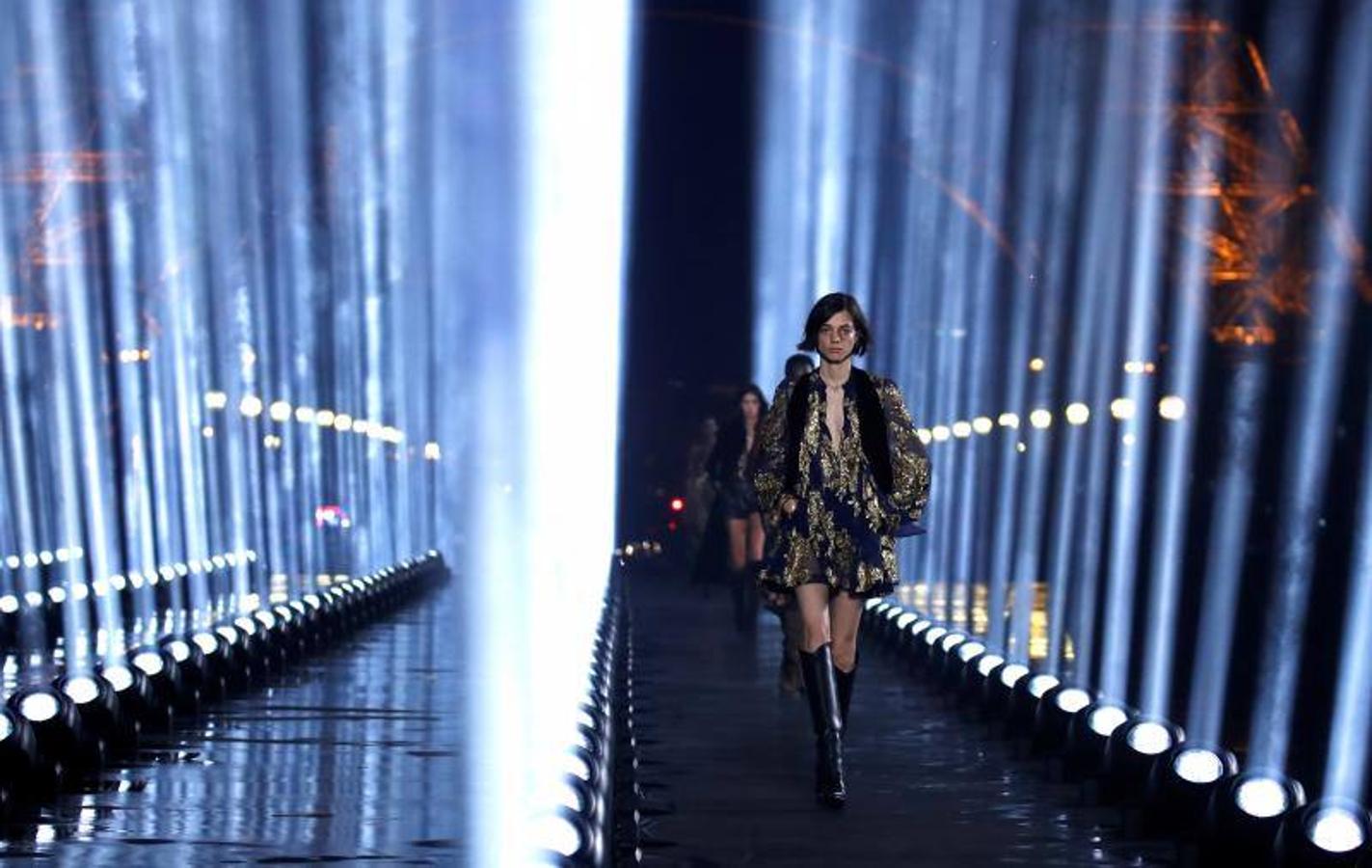 A los pies de la Torre Eiffel Yves Saint Laurent presentó su nueva colección Primavera/Verano 2020 en París