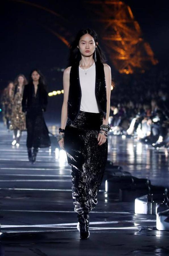 A los pies de la Torre Eiffel Yves Saint Laurent presentó su nueva colección Primavera/Verano 2020 en París