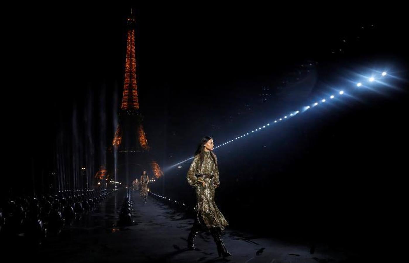 A los pies de la Torre Eiffel Yves Saint Laurent presentó su nueva colección Primavera/Verano 2020 en París