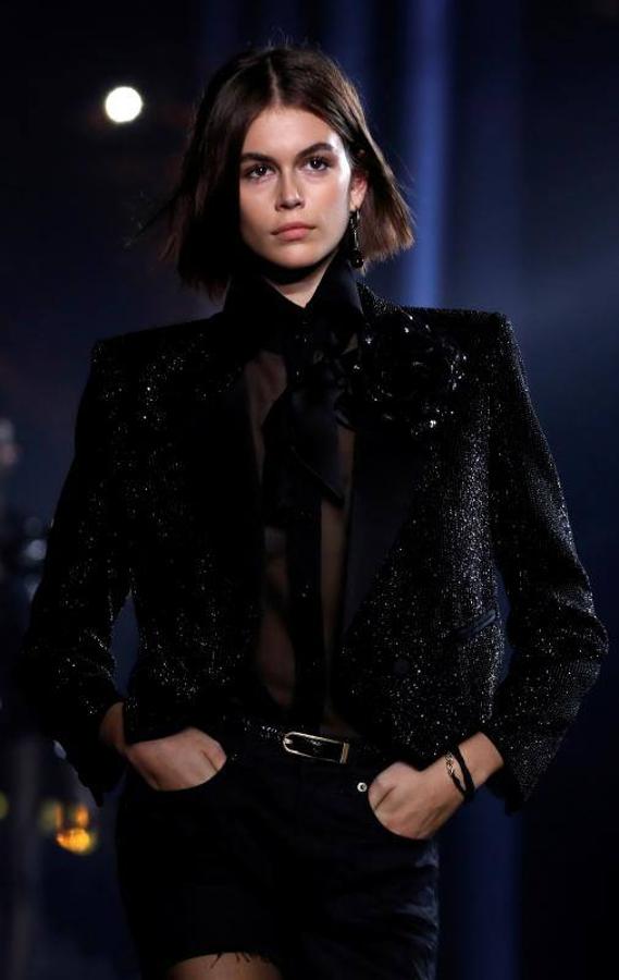 A los pies de la Torre Eiffel Yves Saint Laurent presentó su nueva colección Primavera/Verano 2020 en París