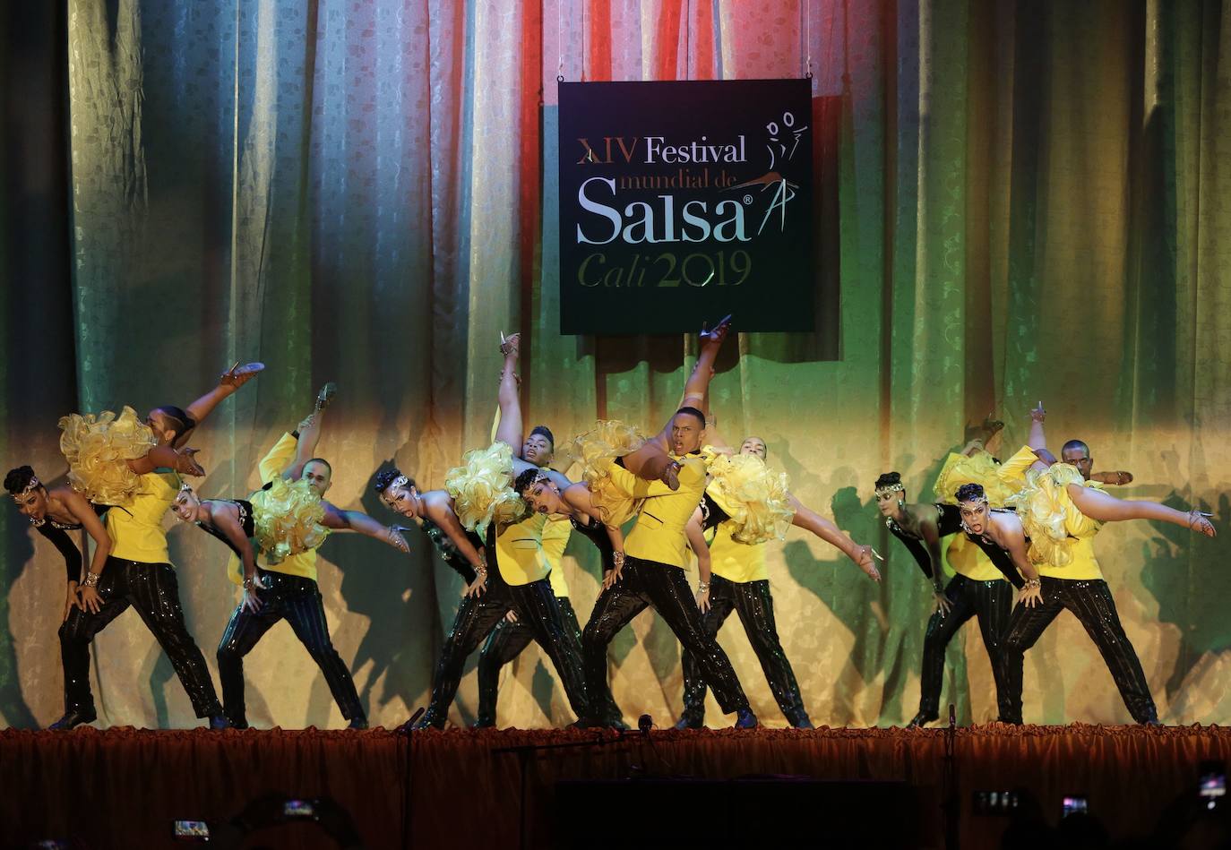 Varios grupos y parejas compiten en el Festival Mundial de Salsa, celebrado en Cali, Colombia.