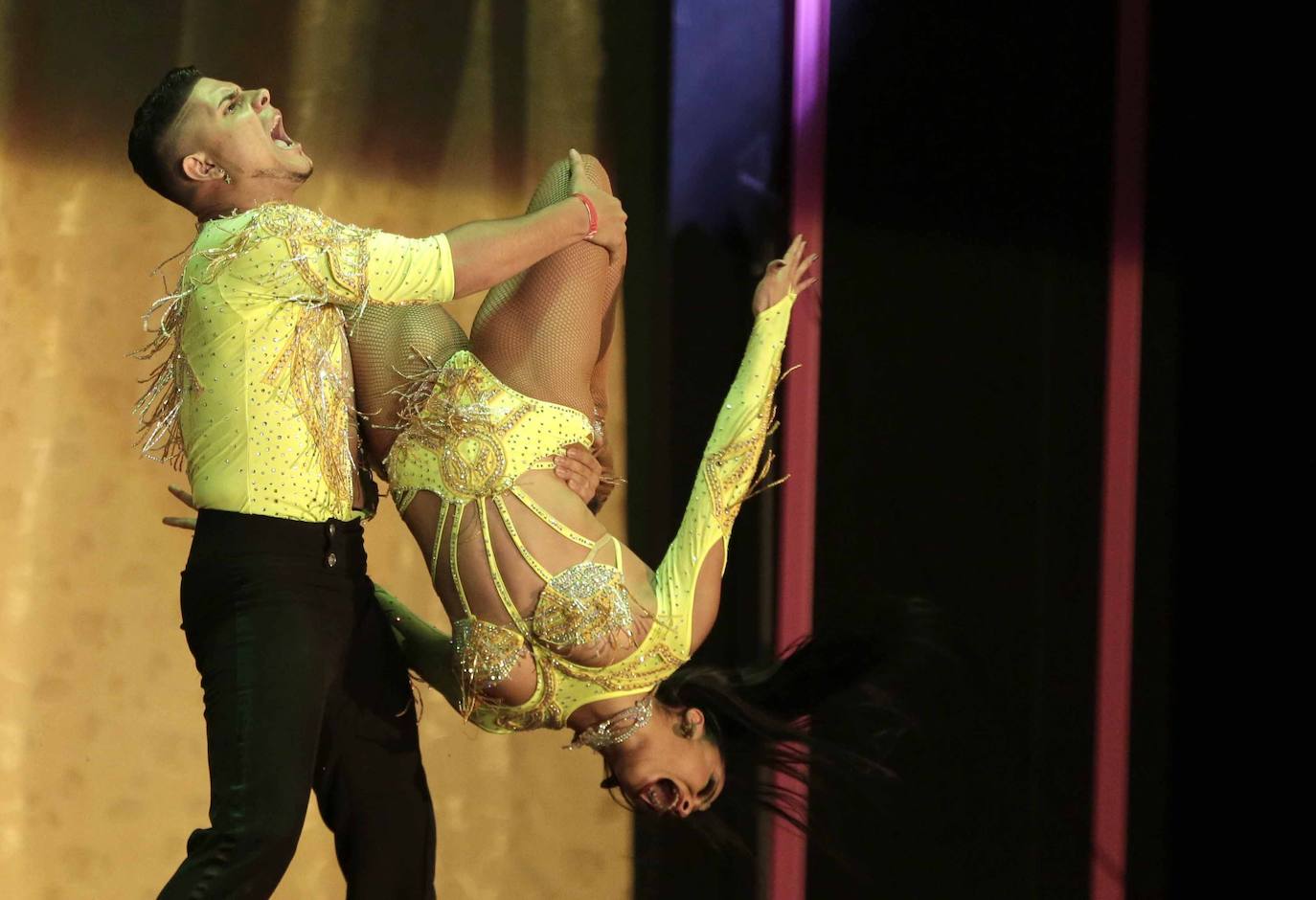 Varios grupos y parejas compiten en el Festival Mundial de Salsa, celebrado en Cali, Colombia.