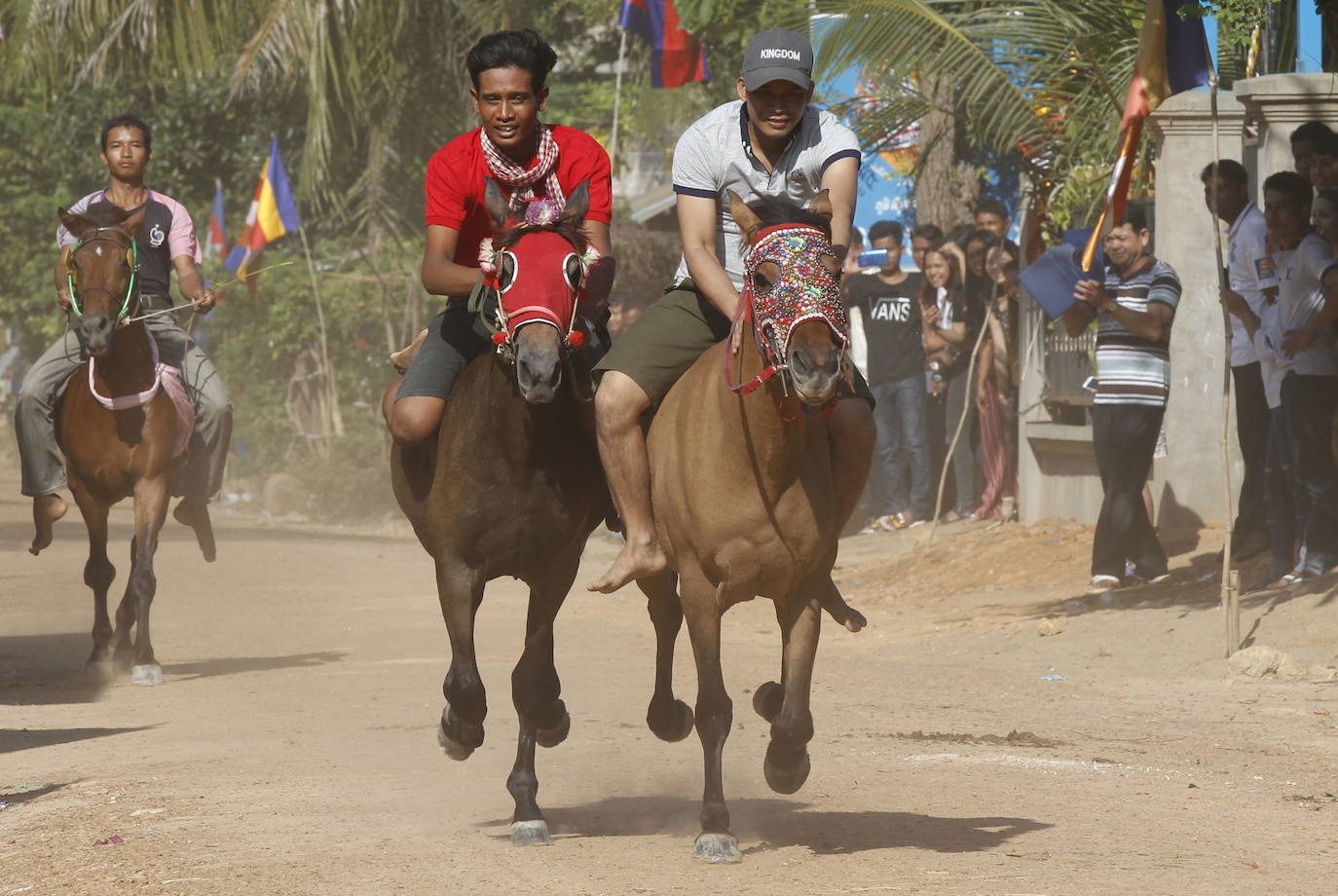 Varias personas participan en peleas y en carreras de búfalos y caballos organizadas con motivo de la culminación de la festividad de «Pchum Ben» o día de los ancestros, en la población de Sithor, Camboya.