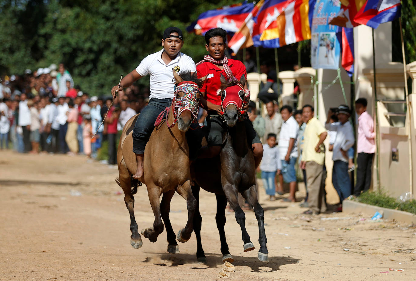 Varias personas participan en peleas y en carreras de búfalos y caballos organizadas con motivo de la culminación de la festividad de «Pchum Ben» o día de los ancestros, en la población de Sithor, Camboya.