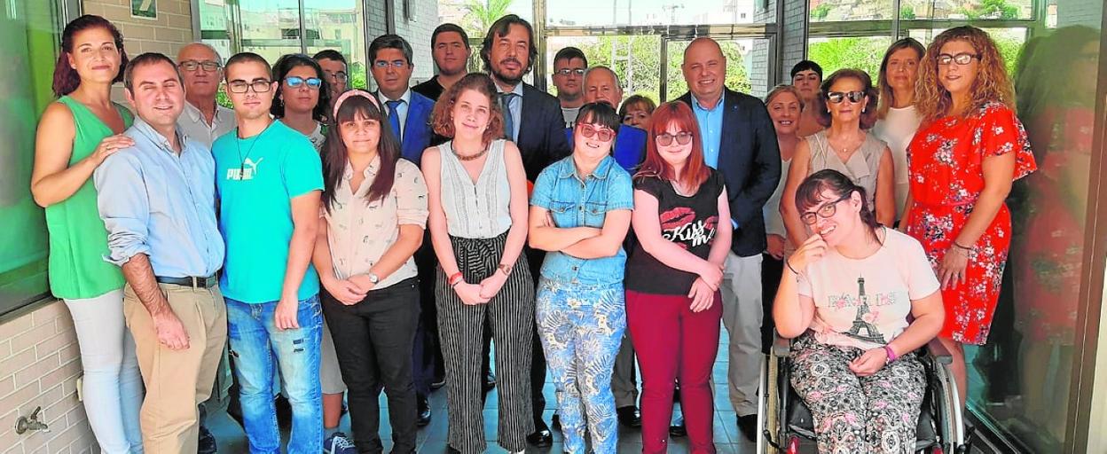 El consejero de Empleo, Miguel Motas, junto a los alumnos del curso 'Operaciones de grabación y tratamiento de documentos'.