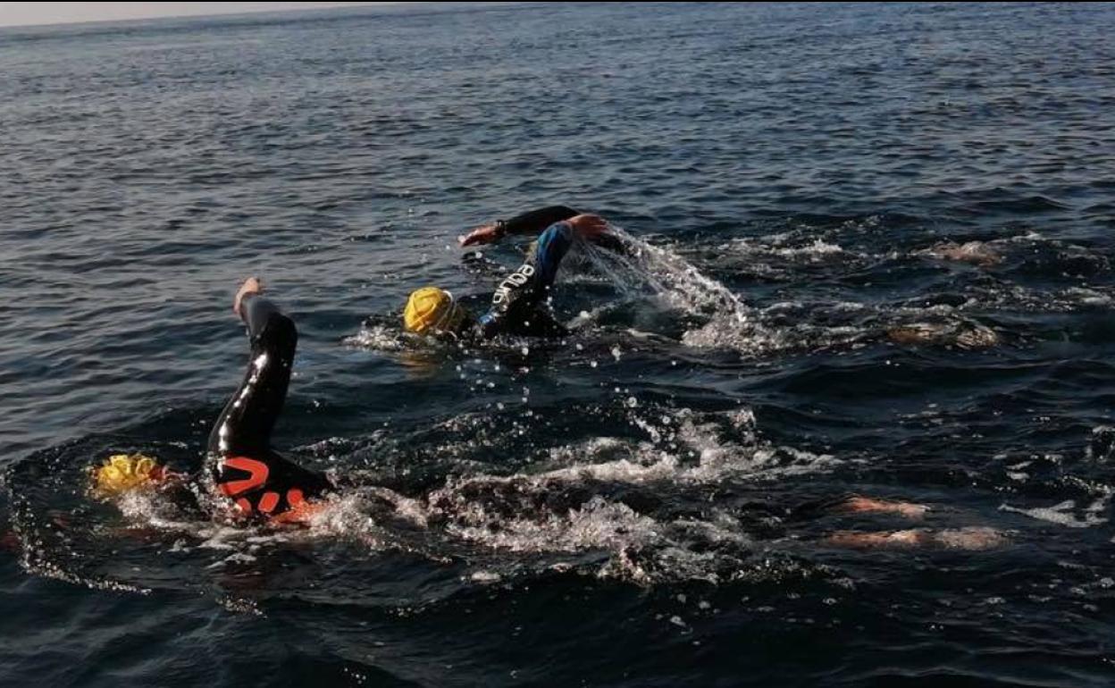 Los tres nadadores que el pasado lunes cruzaron el Estrecho de Gibraltar.