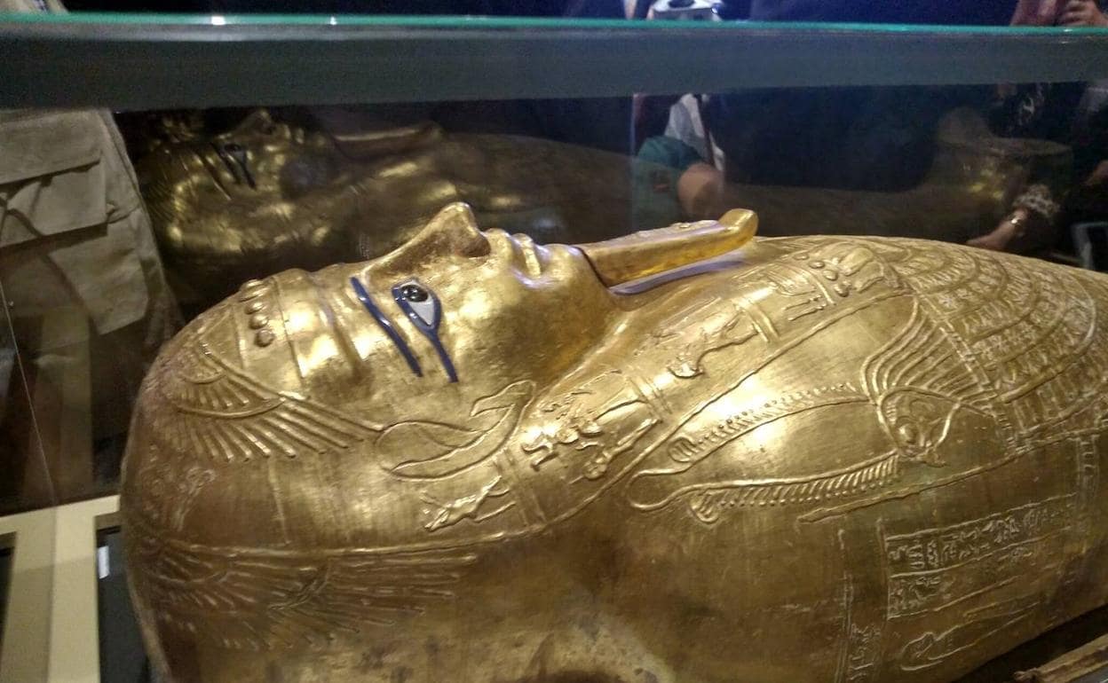 El sarcófago del sacerdote Nedjemankh, presentado en el Museo de la Civilización de El Cairo.