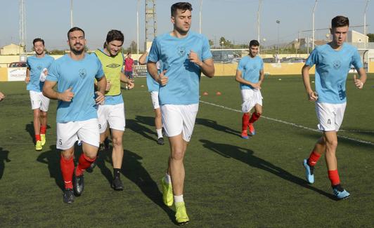 Pedro Ángel (izquierda, dorsal 5) es uno de los muleños del equipo.