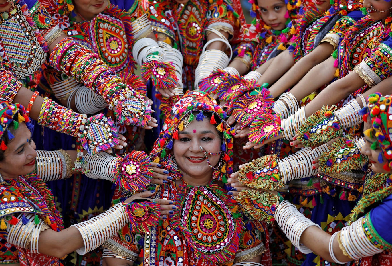 Cientos de fieles y figurantes participan en los coloridos desfiles del festival de Navratri en honor a la diosa hindú Mata Vaishno Davi, en Katra, en la Cachemira india.