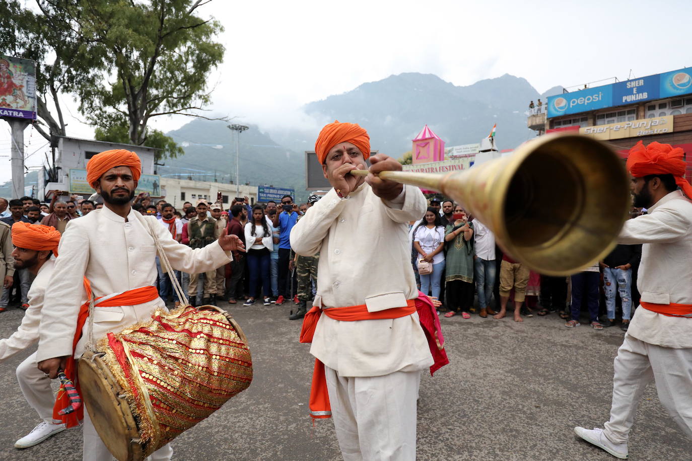 Cientos de fieles y figurantes participan en los coloridos desfiles del festival de Navratri en honor a la diosa hindú Mata Vaishno Davi, en Katra, en la Cachemira india.