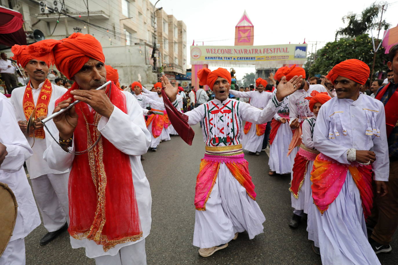 Cientos de fieles y figurantes participan en los coloridos desfiles del festival de Navratri en honor a la diosa hindú Mata Vaishno Davi, en Katra, en la Cachemira india.