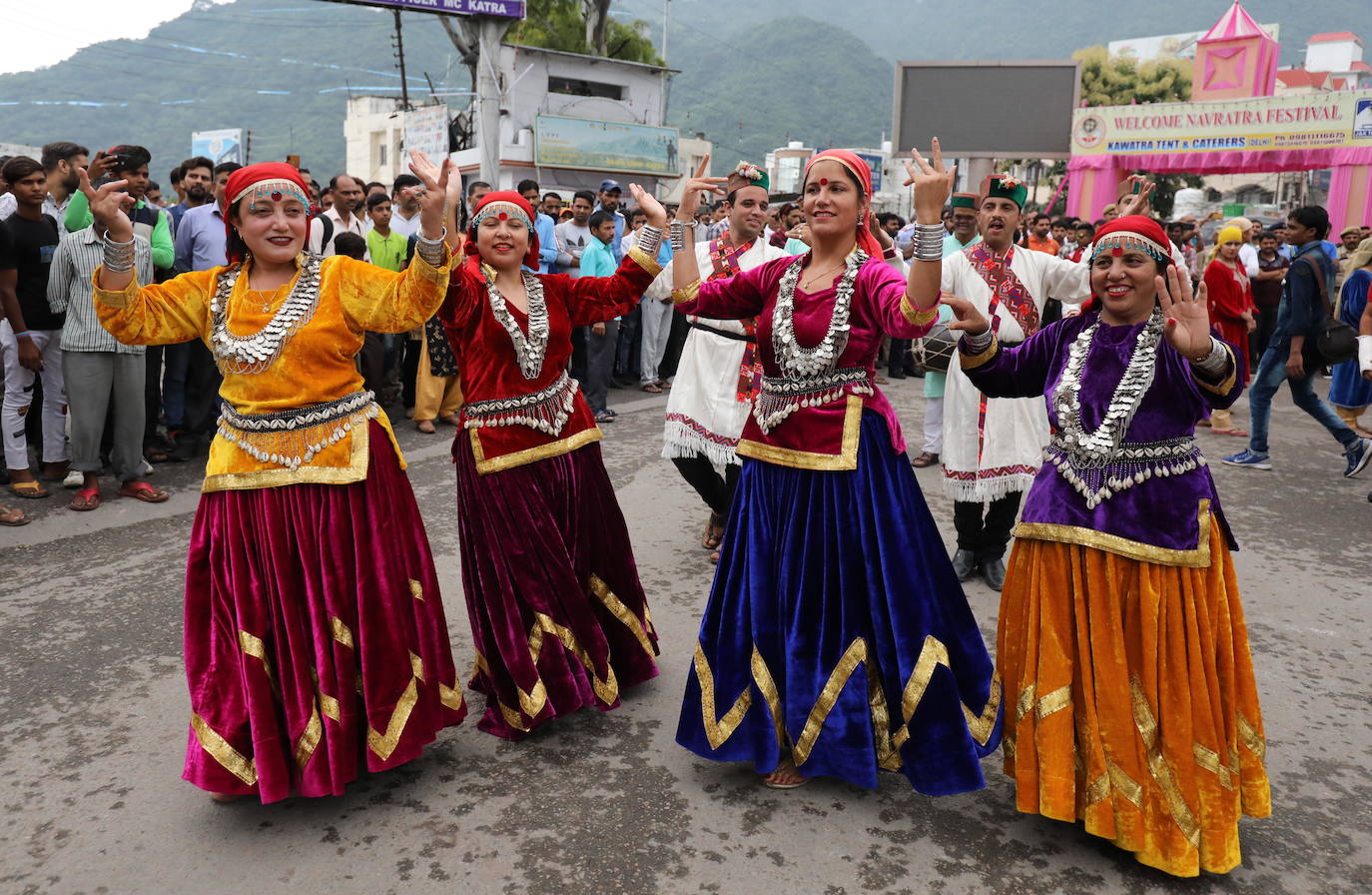 Cientos de fieles y figurantes participan en los coloridos desfiles del festival de Navratri en honor a la diosa hindú Mata Vaishno Davi, en Katra, en la Cachemira india.