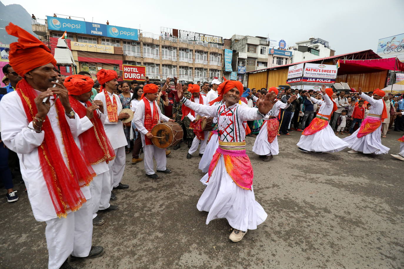 Cientos de fieles y figurantes participan en los coloridos desfiles del festival de Navratri en honor a la diosa hindú Mata Vaishno Davi, en Katra, en la Cachemira india.