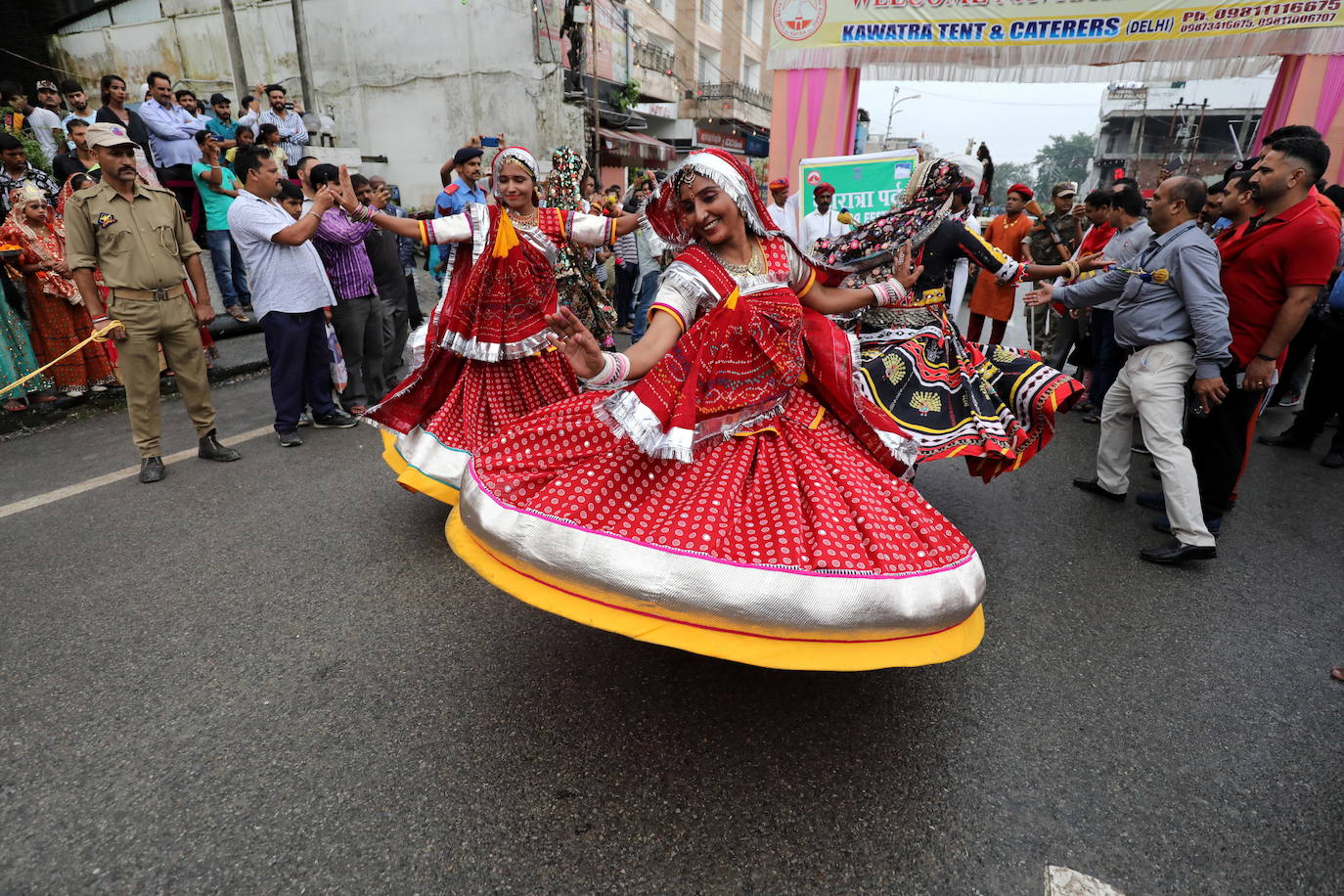 Cientos de fieles y figurantes participan en los coloridos desfiles del festival de Navratri en honor a la diosa hindú Mata Vaishno Davi, en Katra, en la Cachemira india.