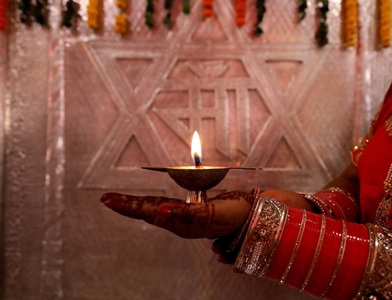 Cientos de fieles y figurantes participan en los coloridos desfiles del festival de Navratri en honor a la diosa hindú Mata Vaishno Davi, en Katra, en la Cachemira india.