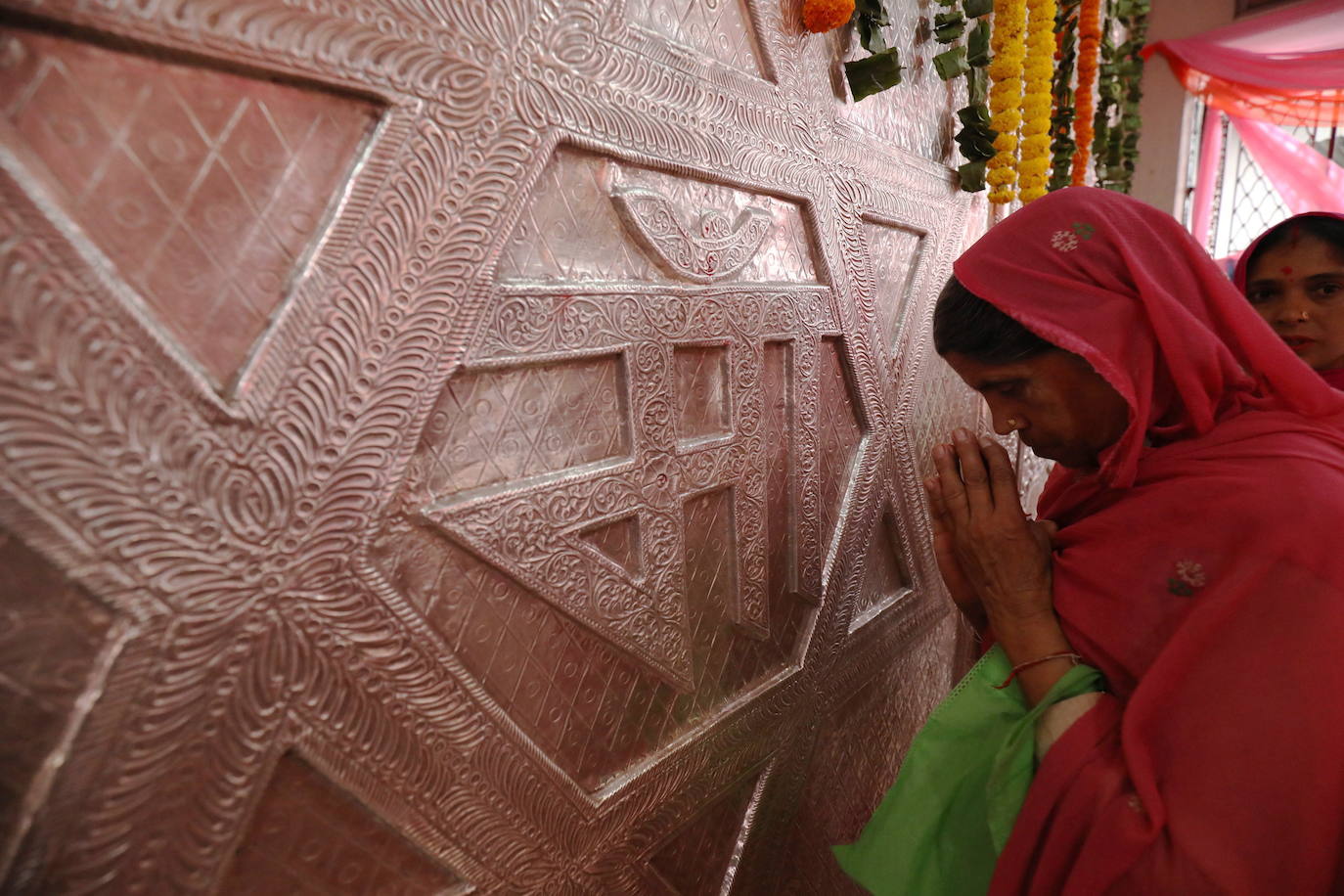 Cientos de fieles y figurantes participan en los coloridos desfiles del festival de Navratri en honor a la diosa hindú Mata Vaishno Davi, en Katra, en la Cachemira india.