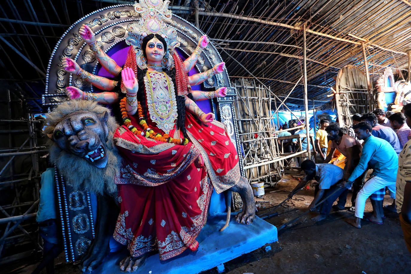 Cientos de fieles y figurantes participan en los coloridos desfiles del festival de Navratri en honor a la diosa hindú Mata Vaishno Davi, en Katra, en la Cachemira india.