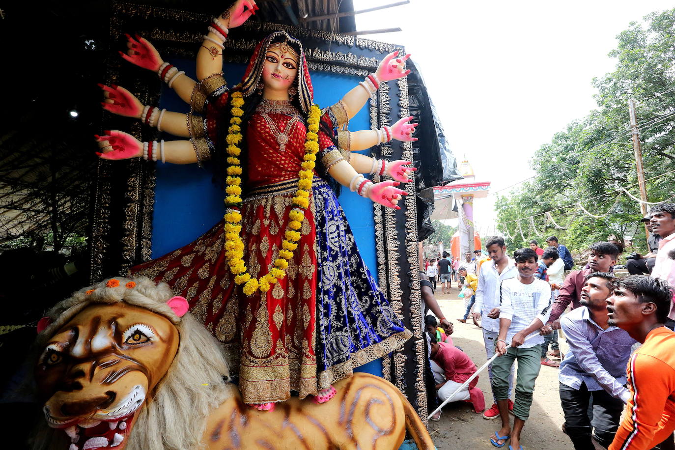 Cientos de fieles y figurantes participan en los coloridos desfiles del festival de Navratri en honor a la diosa hindú Mata Vaishno Davi, en Katra, en la Cachemira india.