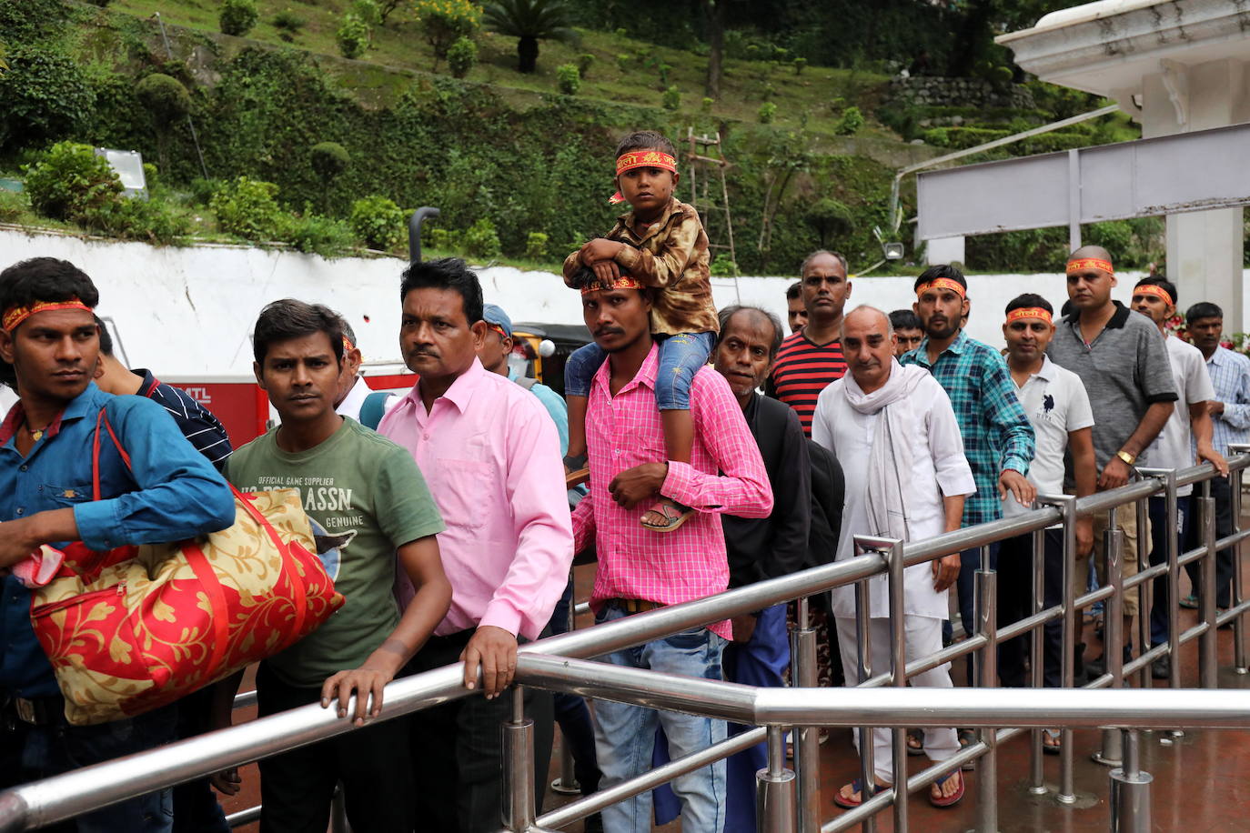 Cientos de fieles y figurantes participan en los coloridos desfiles del festival de Navratri en honor a la diosa hindú Mata Vaishno Davi, en Katra, en la Cachemira india.