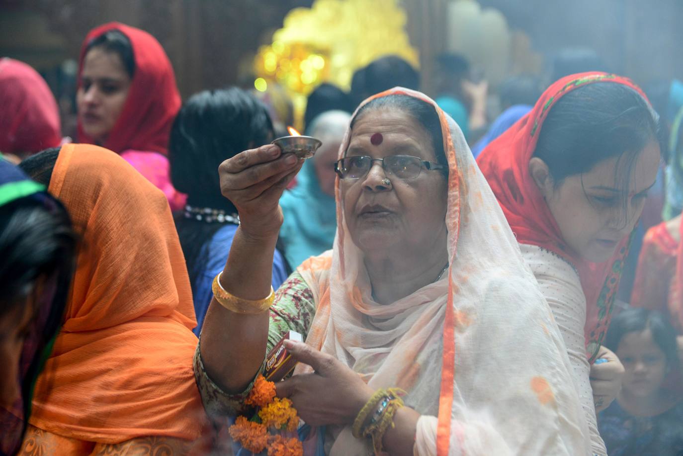 Cientos de fieles y figurantes participan en los coloridos desfiles del festival de Navratri en honor a la diosa hindú Mata Vaishno Davi, en Katra, en la Cachemira india.