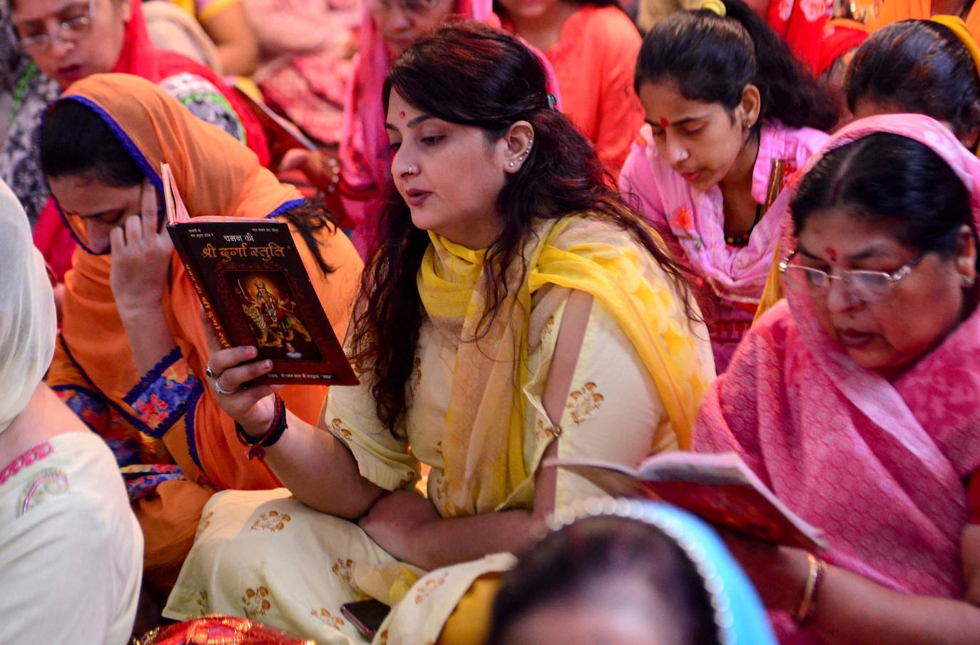 Cientos de fieles y figurantes participan en los coloridos desfiles del festival de Navratri en honor a la diosa hindú Mata Vaishno Davi, en Katra, en la Cachemira india.