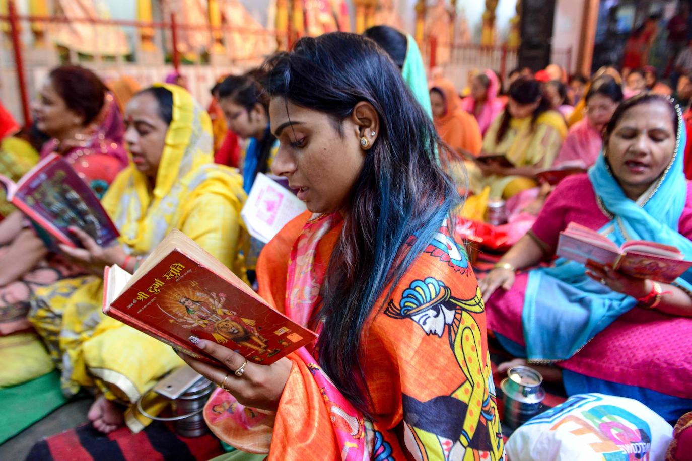 Cientos de fieles y figurantes participan en los coloridos desfiles del festival de Navratri en honor a la diosa hindú Mata Vaishno Davi, en Katra, en la Cachemira india.