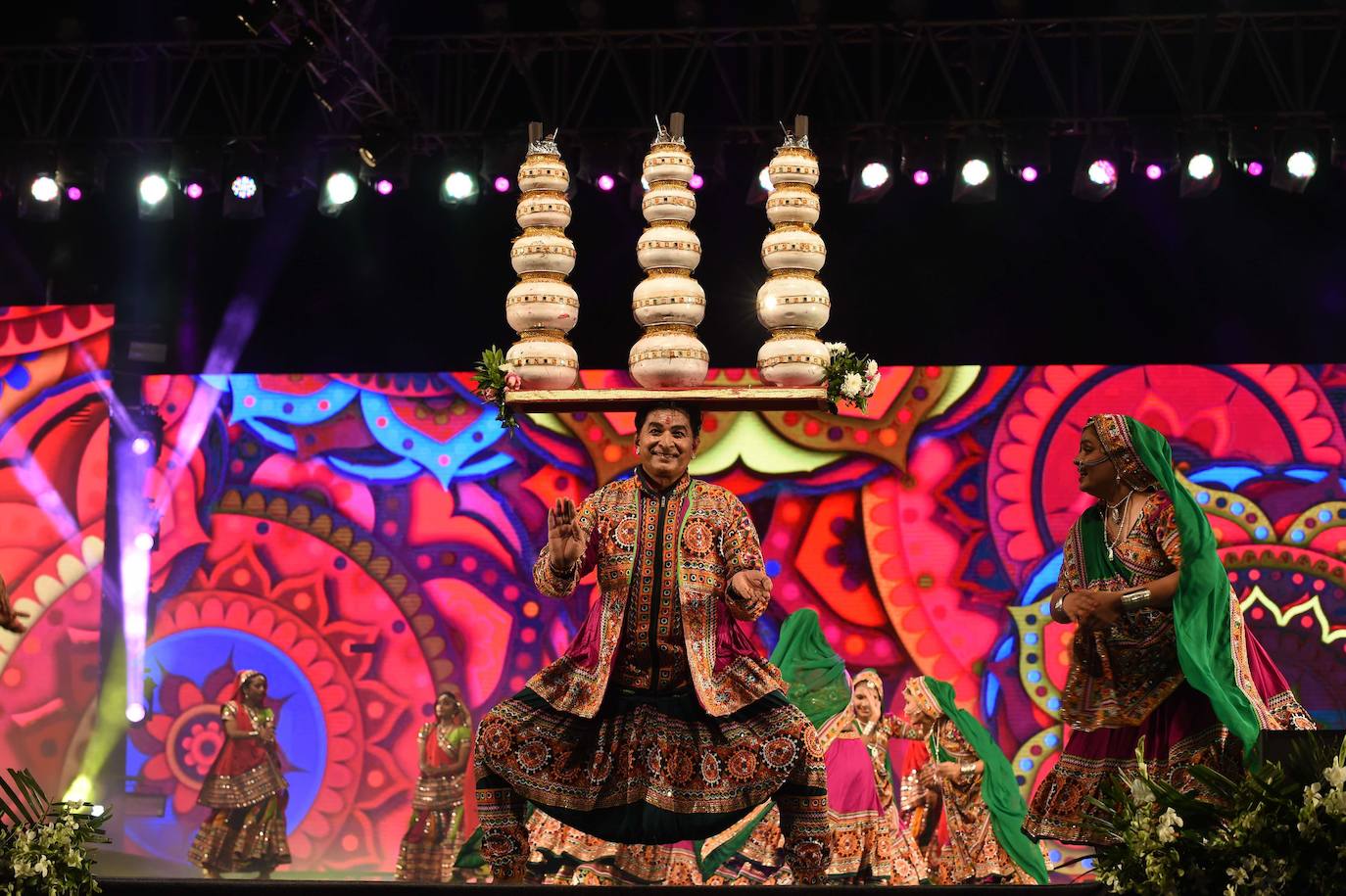 Cientos de fieles y figurantes participan en los coloridos desfiles del festival de Navratri en honor a la diosa hindú Mata Vaishno Davi, en Katra, en la Cachemira india.