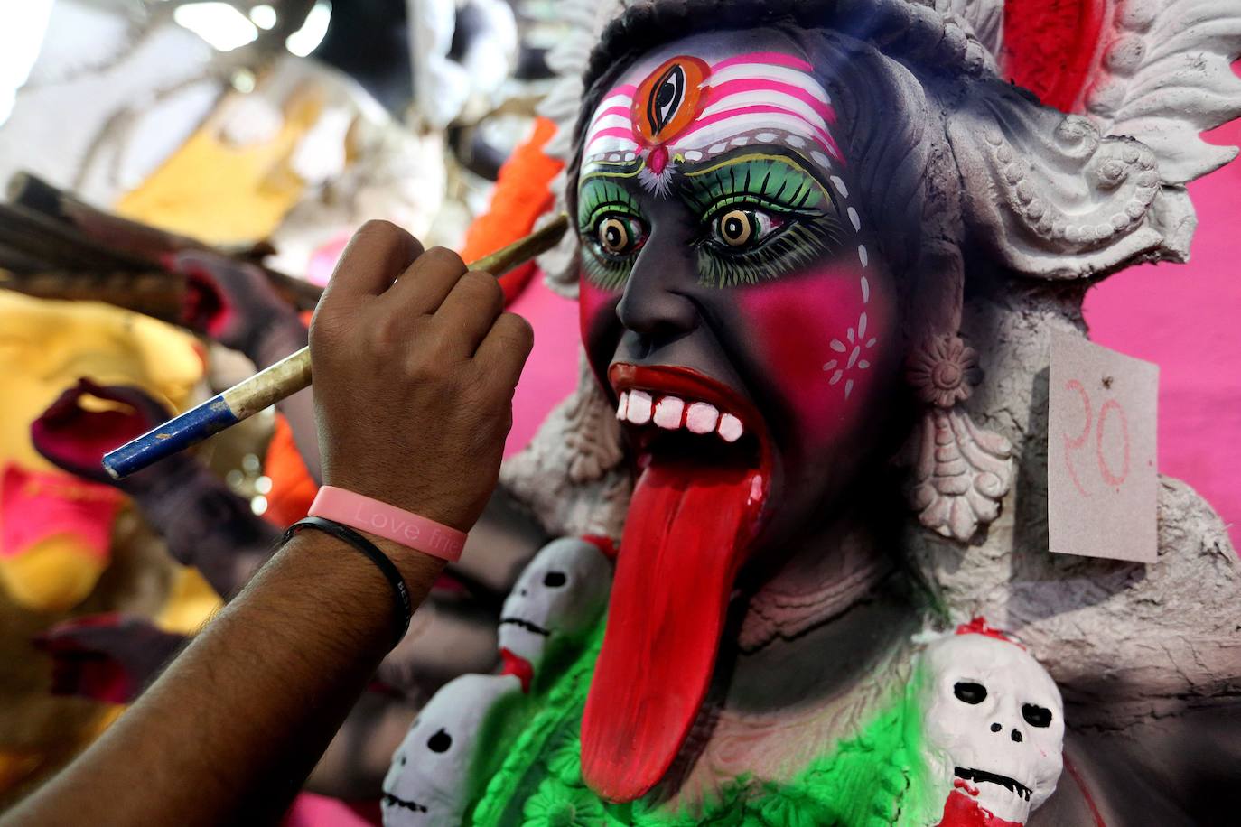 Cientos de fieles y figurantes participan en los coloridos desfiles del festival de Navratri en honor a la diosa hindú Mata Vaishno Davi, en Katra, en la Cachemira india.