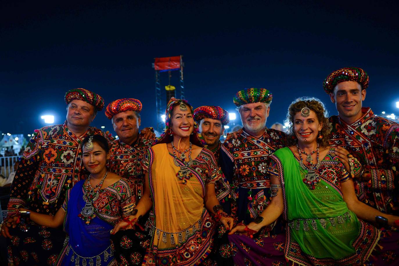 Cientos de fieles y figurantes participan en los coloridos desfiles del festival de Navratri en honor a la diosa hindú Mata Vaishno Davi, en Katra, en la Cachemira india.